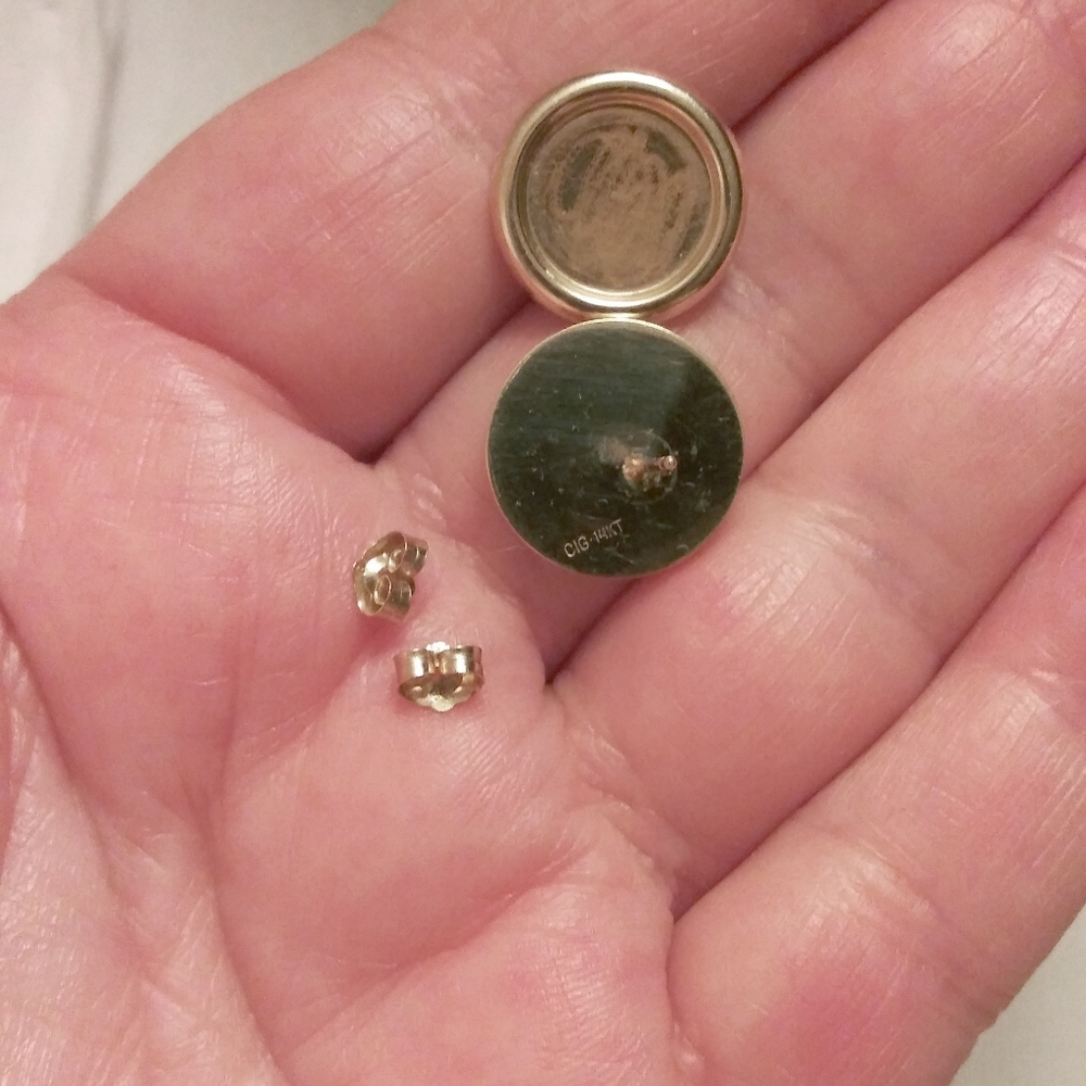 Solid 14k.gold earrings with posts.